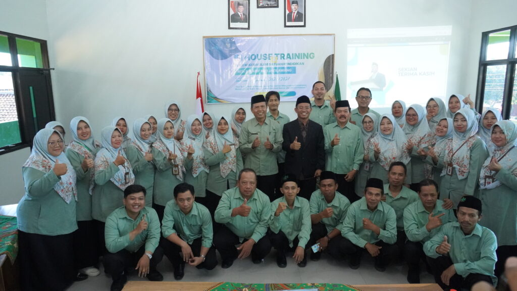 Diundang sebagai Narasumber, Dekan FTIK UIN SAIZU Bahas Integrasi Aswaja An-Nahdliyah dalam Pengembangan Madrasah pada Review Kurikulum dan In House Training MTs Ma’arif NU 1 Jatilawang