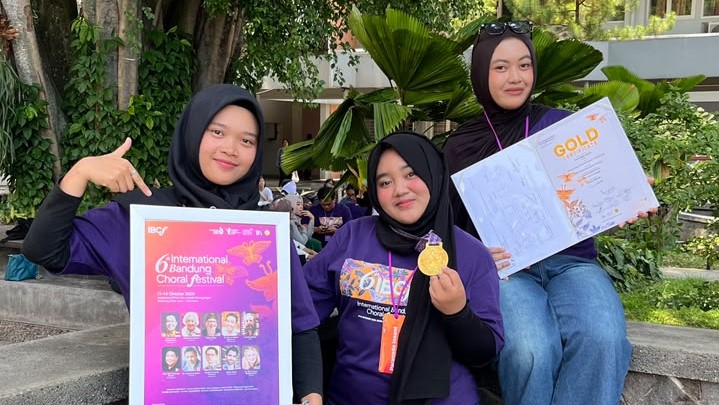 Tiga Mahasiswa TBI FTIK UIN Saizu Raih Gold Medal di 6th International Bandung Choral Festival 2026