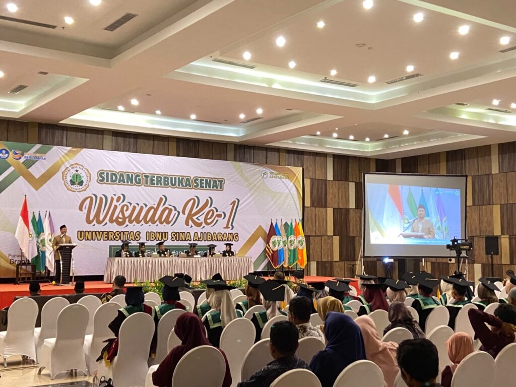 Dekan FTIK UIN Saizu Sampaikan Arahan pada Wisuda Perdana Universitas Ibnu Sina Ajibarang