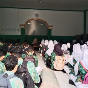 Mahasiswi PPL FTIK UIN Saizu Dampingi Pembiasaan Pagi di MA Ma’arif NU 1 Cilongok
