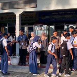 Wujudkan Sekolah Berbudi Pekerti, Mahasiswa PPL FTIK UIN Saizu Giatkan Budaya Berjabat Tangan di SMP PGRI Baturraden
