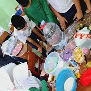 Asah Kreativitas dan Kewirausahaan, Mahasiswa PPL II FTIK UIN Saizu Dampingi Siswa MTs Ma’arif NU 1 Kembaran dalam Praktik Bioteknologi Pangan
