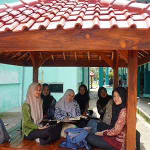 Mahasiswi FTIK Manfaatkan Gazebo Kampus untuk Belajar dan Diskusi