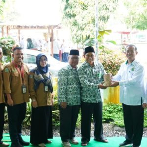 Penyerahan Bibit Pohon Buah: Fakultas Tarbiyah dan Ilmu Keguruan UIN Saizu Purwokerto Dorong Gerakan Ekoteologi di Sekolah
