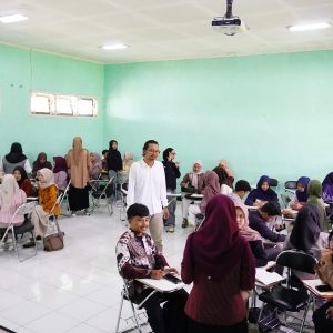 Kuliah Dosen Tamu PGMI FTIK UIN Saizu Kupas Tuntas Asesmen Autentik dalam Pembelajaran MI